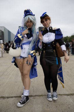 Bükreş, Romanya - 27 Nisan 2025: Doğu Avrupa Comic Con 'da Cosplayers. Çizgi roman, film, TV dizisi, bilim kurgu ve fantezi, oyun, Japon kültürü, Anime, Manga, tahta oyunları, kart oyunları ve son olarak da teknoloji oyunlarını seviyorlar..