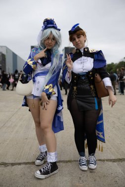 Bükreş, Romanya - 27 Nisan 2025: Doğu Avrupa Comic Con 'da Cosplayers. Çizgi roman, film, TV dizisi, bilim kurgu ve fantezi, oyun, Japon kültürü, Anime, Manga, tahta oyunları, kart oyunları ve son olarak da teknoloji oyunlarını seviyorlar..