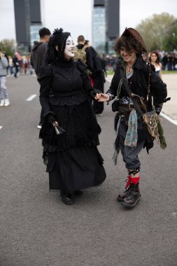 Bükreş, Romanya - 27 Nisan 2025: Doğu Avrupa Comic Con 'da Cosplayers. Çizgi roman, film, TV dizisi, bilim kurgu ve fantezi, oyun, Japon kültürü, Anime, Manga, tahta oyunları, kart oyunları ve son olarak da teknoloji oyunlarını seviyorlar..