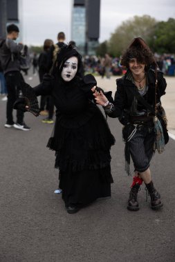 Bükreş, Romanya - 27 Nisan 2025: Doğu Avrupa Comic Con 'da Cosplayers. Çizgi roman, film, TV dizisi, bilim kurgu ve fantezi, oyun, Japon kültürü, Anime, Manga, tahta oyunları, kart oyunları ve son olarak da teknoloji oyunlarını seviyorlar..