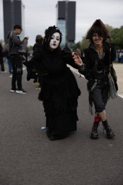 Bükreş, Romanya - 27 Nisan 2025: Doğu Avrupa Comic Con 'da Cosplayers. Çizgi roman, film, TV dizisi, bilim kurgu ve fantezi, oyun, Japon kültürü, Anime, Manga, tahta oyunları, kart oyunları ve son olarak da teknoloji oyunlarını seviyorlar..