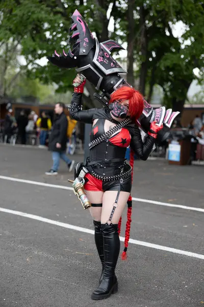 Bükreş, Romanya - 27 Nisan 2025: Doğu Avrupa Comic Con 'da Cosplayers. Çizgi roman, film, TV dizisi, bilim kurgu ve fantezi, oyun, Japon kültürü, Anime, Manga, tahta oyunları, kart oyunları ve son olarak da teknoloji oyunlarını seviyorlar..