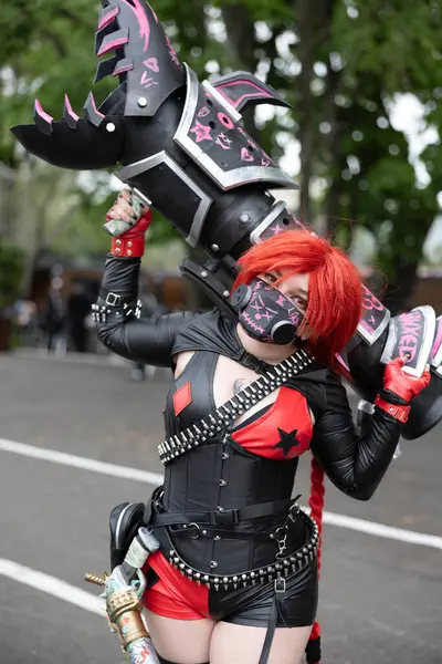 Bükreş, Romanya - 27 Nisan 2025: Doğu Avrupa Comic Con 'da Cosplayers. Çizgi roman, film, TV dizisi, bilim kurgu ve fantezi, oyun, Japon kültürü, Anime, Manga, tahta oyunları, kart oyunları ve son olarak da teknoloji oyunlarını seviyorlar..