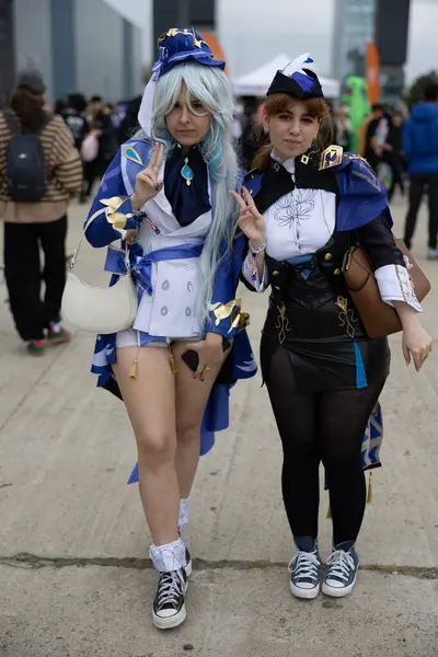 Bükreş, Romanya - 27 Nisan 2025: Doğu Avrupa Comic Con 'da Cosplayers. Çizgi roman, film, TV dizisi, bilim kurgu ve fantezi, oyun, Japon kültürü, Anime, Manga, tahta oyunları, kart oyunları ve son olarak da teknoloji oyunlarını seviyorlar..