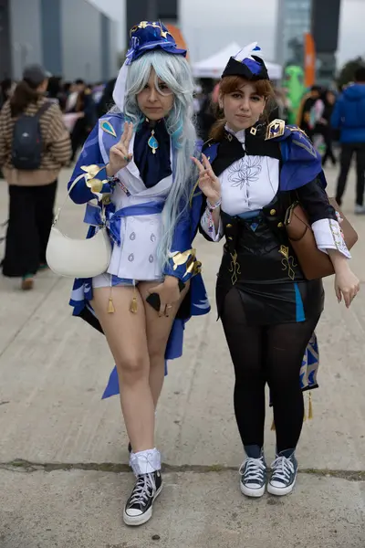 Bükreş, Romanya - 27 Nisan 2025: Doğu Avrupa Comic Con 'da Cosplayers. Çizgi roman, film, TV dizisi, bilim kurgu ve fantezi, oyun, Japon kültürü, Anime, Manga, tahta oyunları, kart oyunları ve son olarak da teknoloji oyunlarını seviyorlar..