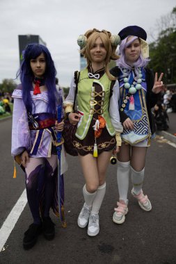 Bükreş, Romanya - 27 Nisan 2025: Doğu Avrupa Comic Con 'da Cosplayers. Çizgi roman, film, TV dizisi, bilim kurgu ve fantezi, oyun, Japon kültürü, Anime, Manga, tahta oyunları, kart oyunları ve son olarak da teknoloji oyunlarını seviyorlar..