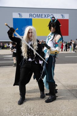 Bükreş, Romanya - 27 Nisan 2025: Doğu Avrupa Comic Con 'da Cosplayers. Çizgi roman, film, TV dizisi, bilim kurgu ve fantezi, oyun, Japon kültürü, Anime, Manga, tahta oyunları, kart oyunları ve son olarak da teknoloji oyunlarını seviyorlar..