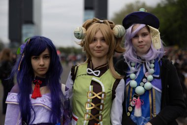 Bükreş, Romanya - 27 Nisan 2025: Doğu Avrupa Comic Con 'da Cosplayers. Çizgi roman, film, TV dizisi, bilim kurgu ve fantezi, oyun, Japon kültürü, Anime, Manga, tahta oyunları, kart oyunları ve son olarak da teknoloji oyunlarını seviyorlar..