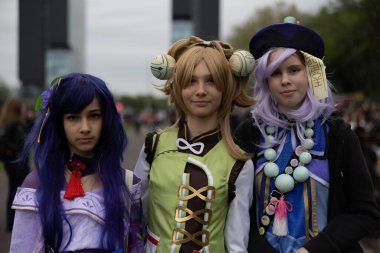 Bükreş, Romanya - 27 Nisan 2025: Doğu Avrupa Comic Con 'da Cosplayers. Çizgi roman, film, TV dizisi, bilim kurgu ve fantezi, oyun, Japon kültürü, Anime, Manga, tahta oyunları, kart oyunları ve son olarak da teknoloji oyunlarını seviyorlar..