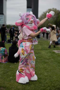 Bükreş, Romanya - 27 Nisan 2025: Doğu Avrupa Comic Con 'da Cosplayers. Çizgi roman, film, TV dizisi, bilim kurgu ve fantezi, oyun, Japon kültürü, Anime, Manga, tahta oyunları, kart oyunları ve son olarak da teknoloji oyunlarını seviyorlar..