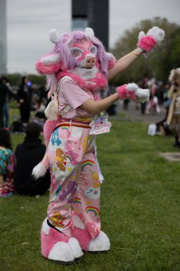 Bükreş, Romanya - 27 Nisan 2025: Doğu Avrupa Comic Con 'da Cosplayers. Çizgi roman, film, TV dizisi, bilim kurgu ve fantezi, oyun, Japon kültürü, Anime, Manga, tahta oyunları, kart oyunları ve son olarak da teknoloji oyunlarını seviyorlar..