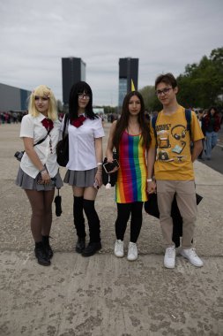 Bükreş, Romanya - 27 Nisan 2025: Doğu Avrupa Comic Con 'da Cosplayers. Çizgi roman, film, TV dizisi, bilim kurgu ve fantezi, oyun, Japon kültürü, Anime, Manga, tahta oyunları, kart oyunları ve son olarak da teknoloji oyunlarını seviyorlar..