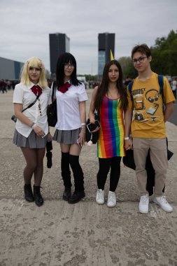 Bükreş, Romanya - 27 Nisan 2025: Doğu Avrupa Comic Con 'da Cosplayers. Çizgi roman, film, TV dizisi, bilim kurgu ve fantezi, oyun, Japon kültürü, Anime, Manga, tahta oyunları, kart oyunları ve son olarak da teknoloji oyunlarını seviyorlar..