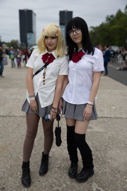 Bükreş, Romanya - 27 Nisan 2025: Doğu Avrupa Comic Con 'da Cosplayers. Çizgi roman, film, TV dizisi, bilim kurgu ve fantezi, oyun, Japon kültürü, Anime, Manga, tahta oyunları, kart oyunları ve son olarak da teknoloji oyunlarını seviyorlar..