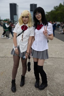 Bükreş, Romanya - 27 Nisan 2025: Doğu Avrupa Comic Con 'da Cosplayers. Çizgi roman, film, TV dizisi, bilim kurgu ve fantezi, oyun, Japon kültürü, Anime, Manga, tahta oyunları, kart oyunları ve son olarak da teknoloji oyunlarını seviyorlar..