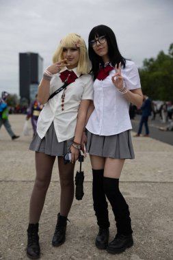 Bükreş, Romanya - 27 Nisan 2025: Doğu Avrupa Comic Con 'da Cosplayers. Çizgi roman, film, TV dizisi, bilim kurgu ve fantezi, oyun, Japon kültürü, Anime, Manga, tahta oyunları, kart oyunları ve son olarak da teknoloji oyunlarını seviyorlar..