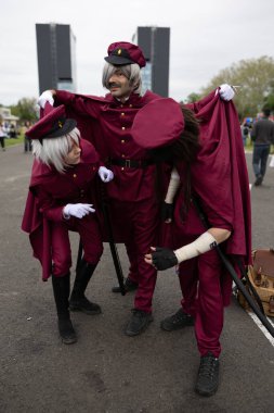 Bükreş, Romanya - 27 Nisan 2025: Doğu Avrupa Comic Con 'da Cosplayers. Çizgi roman, film, TV dizisi, bilim kurgu ve fantezi, oyun, Japon kültürü, Anime, Manga, tahta oyunları, kart oyunları ve son olarak da teknoloji oyunlarını seviyorlar..