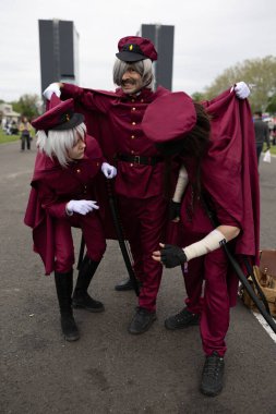 Bükreş, Romanya - 27 Nisan 2025: Doğu Avrupa Comic Con 'da Cosplayers. Çizgi roman, film, TV dizisi, bilim kurgu ve fantezi, oyun, Japon kültürü, Anime, Manga, tahta oyunları, kart oyunları ve son olarak da teknoloji oyunlarını seviyorlar..