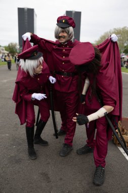 Bükreş, Romanya - 27 Nisan 2025: Doğu Avrupa Comic Con 'da Cosplayers. Çizgi roman, film, TV dizisi, bilim kurgu ve fantezi, oyun, Japon kültürü, Anime, Manga, tahta oyunları, kart oyunları ve son olarak da teknoloji oyunlarını seviyorlar..