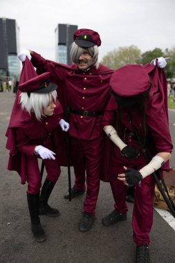 Bükreş, Romanya - 27 Nisan 2025: Doğu Avrupa Comic Con 'da Cosplayers. Çizgi roman, film, TV dizisi, bilim kurgu ve fantezi, oyun, Japon kültürü, Anime, Manga, tahta oyunları, kart oyunları ve son olarak da teknoloji oyunlarını seviyorlar..