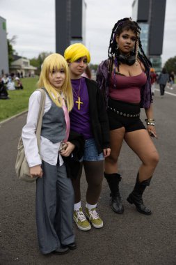 Bükreş, Romanya - 27 Nisan 2025: Doğu Avrupa Comic Con 'da Cosplayers. Çizgi roman, film, TV dizisi, bilim kurgu ve fantezi, oyun, Japon kültürü, Anime, Manga, tahta oyunları, kart oyunları ve son olarak da teknoloji oyunlarını seviyorlar..