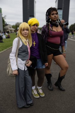 Bükreş, Romanya - 27 Nisan 2025: Doğu Avrupa Comic Con 'da Cosplayers. Çizgi roman, film, TV dizisi, bilim kurgu ve fantezi, oyun, Japon kültürü, Anime, Manga, tahta oyunları, kart oyunları ve son olarak da teknoloji oyunlarını seviyorlar..