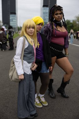 Bükreş, Romanya - 27 Nisan 2025: Doğu Avrupa Comic Con 'da Cosplayers. Çizgi roman, film, TV dizisi, bilim kurgu ve fantezi, oyun, Japon kültürü, Anime, Manga, tahta oyunları, kart oyunları ve son olarak da teknoloji oyunlarını seviyorlar..