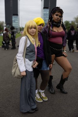Bükreş, Romanya - 27 Nisan 2025: Doğu Avrupa Comic Con 'da Cosplayers. Çizgi roman, film, TV dizisi, bilim kurgu ve fantezi, oyun, Japon kültürü, Anime, Manga, tahta oyunları, kart oyunları ve son olarak da teknoloji oyunlarını seviyorlar..