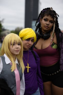 Bükreş, Romanya - 27 Nisan 2025: Doğu Avrupa Comic Con 'da Cosplayers. Çizgi roman, film, TV dizisi, bilim kurgu ve fantezi, oyun, Japon kültürü, Anime, Manga, tahta oyunları, kart oyunları ve son olarak da teknoloji oyunlarını seviyorlar..