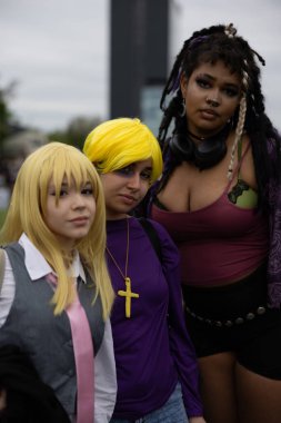 Bükreş, Romanya - 27 Nisan 2025: Doğu Avrupa Comic Con 'da Cosplayers. Çizgi roman, film, TV dizisi, bilim kurgu ve fantezi, oyun, Japon kültürü, Anime, Manga, tahta oyunları, kart oyunları ve son olarak da teknoloji oyunlarını seviyorlar..