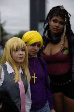 Bükreş, Romanya - 27 Nisan 2025: Doğu Avrupa Comic Con 'da Cosplayers. Çizgi roman, film, TV dizisi, bilim kurgu ve fantezi, oyun, Japon kültürü, Anime, Manga, tahta oyunları, kart oyunları ve son olarak da teknoloji oyunlarını seviyorlar..