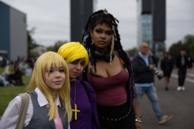 Bükreş, Romanya - 27 Nisan 2025: Doğu Avrupa Comic Con 'da Cosplayers. Çizgi roman, film, TV dizisi, bilim kurgu ve fantezi, oyun, Japon kültürü, Anime, Manga, tahta oyunları, kart oyunları ve son olarak da teknoloji oyunlarını seviyorlar..