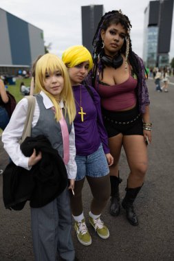 Bükreş, Romanya - 27 Nisan 2025: Doğu Avrupa Comic Con 'da Cosplayers. Çizgi roman, film, TV dizisi, bilim kurgu ve fantezi, oyun, Japon kültürü, Anime, Manga, tahta oyunları, kart oyunları ve son olarak da teknoloji oyunlarını seviyorlar..