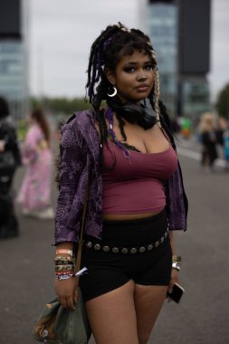 Bükreş, Romanya - 27 Nisan 2025: Doğu Avrupa Comic Con 'da Cosplayers. Çizgi roman, film, TV dizisi, bilim kurgu ve fantezi, oyun, Japon kültürü, Anime, Manga, tahta oyunları, kart oyunları ve son olarak da teknoloji oyunlarını seviyorlar..