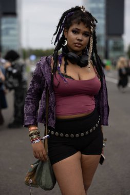 Bükreş, Romanya - 27 Nisan 2025: Doğu Avrupa Comic Con 'da Cosplayers. Çizgi roman, film, TV dizisi, bilim kurgu ve fantezi, oyun, Japon kültürü, Anime, Manga, tahta oyunları, kart oyunları ve son olarak da teknoloji oyunlarını seviyorlar..