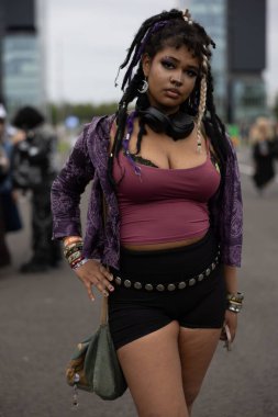 Bükreş, Romanya - 27 Nisan 2025: Doğu Avrupa Comic Con 'da Cosplayers. Çizgi roman, film, TV dizisi, bilim kurgu ve fantezi, oyun, Japon kültürü, Anime, Manga, tahta oyunları, kart oyunları ve son olarak da teknoloji oyunlarını seviyorlar..