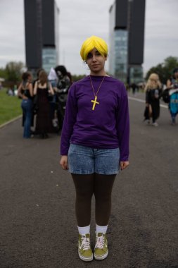 Bükreş, Romanya - 27 Nisan 2025: Doğu Avrupa Comic Con 'da Cosplayers. Çizgi roman, film, TV dizisi, bilim kurgu ve fantezi, oyun, Japon kültürü, Anime, Manga, tahta oyunları, kart oyunları ve son olarak da teknoloji oyunlarını seviyorlar..