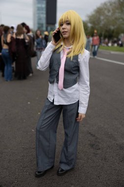 Bükreş, Romanya - 27 Nisan 2025: Doğu Avrupa Comic Con 'da Cosplayers. Çizgi roman, film, TV dizisi, bilim kurgu ve fantezi, oyun, Japon kültürü, Anime, Manga, tahta oyunları, kart oyunları ve son olarak da teknoloji oyunlarını seviyorlar..