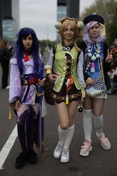 Bükreş, Romanya - 27 Nisan 2025: Doğu Avrupa Comic Con 'da Cosplayers. Çizgi roman, film, TV dizisi, bilim kurgu ve fantezi, oyun, Japon kültürü, Anime, Manga, tahta oyunları, kart oyunları ve son olarak da teknoloji oyunlarını seviyorlar..