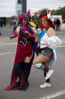 Bükreş, Romanya - 27 Nisan 2025: Doğu Avrupa Comic Con 'da Cosplayers. Çizgi roman, film, TV dizisi, bilim kurgu ve fantezi, oyun, Japon kültürü, Anime, Manga, tahta oyunları, kart oyunları ve son olarak da teknoloji oyunlarını seviyorlar..