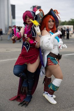 Bükreş, Romanya - 27 Nisan 2025: Doğu Avrupa Comic Con 'da Cosplayers. Çizgi roman, film, TV dizisi, bilim kurgu ve fantezi, oyun, Japon kültürü, Anime, Manga, tahta oyunları, kart oyunları ve son olarak da teknoloji oyunlarını seviyorlar..