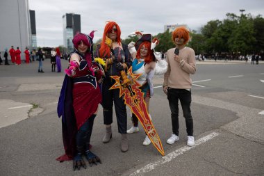 Bükreş, Romanya - 27 Nisan 2025: Doğu Avrupa Comic Con 'da Cosplayers. Çizgi roman, film, TV dizisi, bilim kurgu ve fantezi, oyun, Japon kültürü, Anime, Manga, tahta oyunları, kart oyunları ve son olarak da teknoloji oyunlarını seviyorlar..