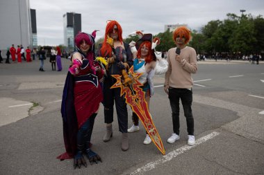 Bükreş, Romanya - 27 Nisan 2025: Doğu Avrupa Comic Con 'da Cosplayers. Çizgi roman, film, TV dizisi, bilim kurgu ve fantezi, oyun, Japon kültürü, Anime, Manga, tahta oyunları, kart oyunları ve son olarak da teknoloji oyunlarını seviyorlar..