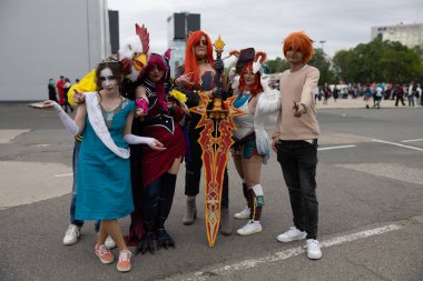 Bükreş, Romanya - 27 Nisan 2025: Doğu Avrupa Comic Con 'da Cosplayers. Çizgi roman, film, TV dizisi, bilim kurgu ve fantezi, oyun, Japon kültürü, Anime, Manga, tahta oyunları, kart oyunları ve son olarak da teknoloji oyunlarını seviyorlar..