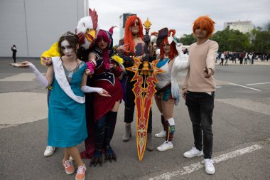 Bükreş, Romanya - 27 Nisan 2025: Doğu Avrupa Comic Con 'da Cosplayers. Çizgi roman, film, TV dizisi, bilim kurgu ve fantezi, oyun, Japon kültürü, Anime, Manga, tahta oyunları, kart oyunları ve son olarak da teknoloji oyunlarını seviyorlar..