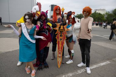 Bükreş, Romanya - 27 Nisan 2025: Doğu Avrupa Comic Con 'da Cosplayers. Çizgi roman, film, TV dizisi, bilim kurgu ve fantezi, oyun, Japon kültürü, Anime, Manga, tahta oyunları, kart oyunları ve son olarak da teknoloji oyunlarını seviyorlar..