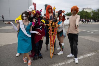 Bükreş, Romanya - 27 Nisan 2025: Doğu Avrupa Comic Con 'da Cosplayers. Çizgi roman, film, TV dizisi, bilim kurgu ve fantezi, oyun, Japon kültürü, Anime, Manga, tahta oyunları, kart oyunları ve son olarak da teknoloji oyunlarını seviyorlar..