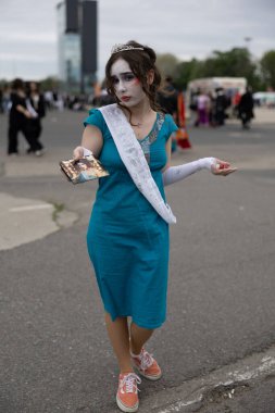 Bükreş, Romanya - 27 Nisan 2025: Doğu Avrupa Comic Con 'da Cosplayers. Çizgi roman, film, TV dizisi, bilim kurgu ve fantezi, oyun, Japon kültürü, Anime, Manga, tahta oyunları, kart oyunları ve son olarak da teknoloji oyunlarını seviyorlar..