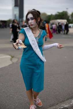 Bükreş, Romanya - 27 Nisan 2025: Doğu Avrupa Comic Con 'da Cosplayers. Çizgi roman, film, TV dizisi, bilim kurgu ve fantezi, oyun, Japon kültürü, Anime, Manga, tahta oyunları, kart oyunları ve son olarak da teknoloji oyunlarını seviyorlar..