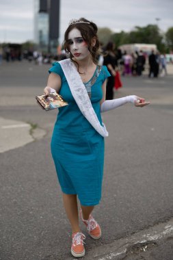 Bükreş, Romanya - 27 Nisan 2025: Doğu Avrupa Comic Con 'da Cosplayers. Çizgi roman, film, TV dizisi, bilim kurgu ve fantezi, oyun, Japon kültürü, Anime, Manga, tahta oyunları, kart oyunları ve son olarak da teknoloji oyunlarını seviyorlar..